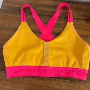 Perfect condition bright orange and pink Brooks sports bra! 🧡💗🧡